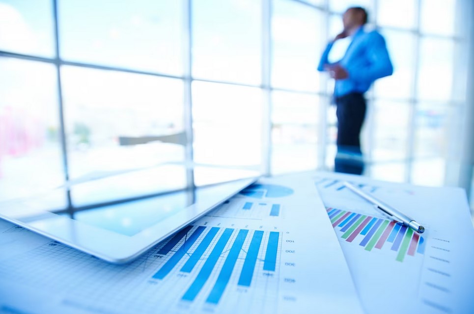 La sentencia subraya que la legitimación activa requiere una implantación efectiva del sindicato en el sector afectado.